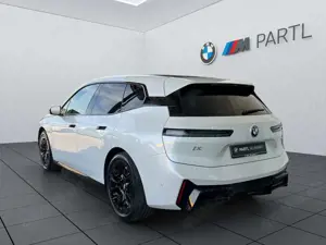 BMW iX xDrive45 M-Sport Pro PANO AHK DA-Prof. adapLED Bild 3