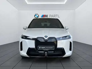 BMW iX xDrive45 M-Sport Pro PANO AHK DA-Prof. adapLED Bild 2
