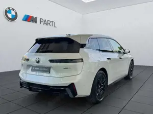 BMW iX xDrive45 M-Sport Pro PANO AHK DA-Prof. adapLED Bild 4