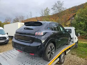 Peugeot e-208 / Frontschaden Bild 1