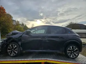 Peugeot e-208 / Frontschaden Bild 3