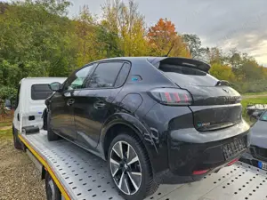 Peugeot e-208 / Frontschaden Bild 5