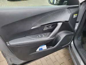 Peugeot 2008 Allure-Automatik-Tempomat-Allwetter-RFK-LED-SOS! Bild 5