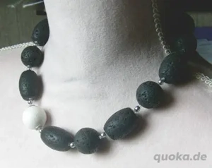 elegante Lavakette mit seitlich eingefasster weisser Koralle