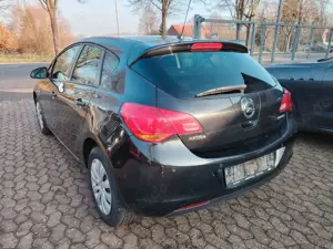 Opel Astra J 150 Jahre Opel / Sitzheizung / Klimaanla Bild 4