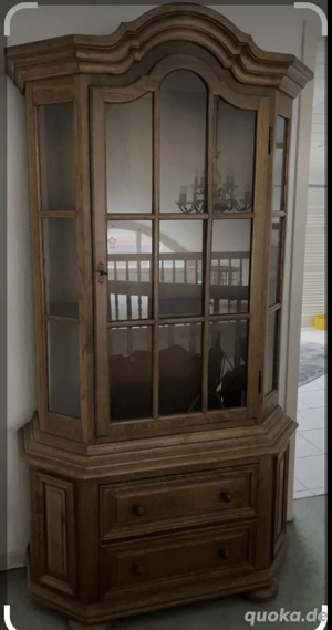 Massive Eckvitrine im Landhausstil 