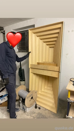 2 wriesige, hölzerne, ecke treppenförmige Gebilde