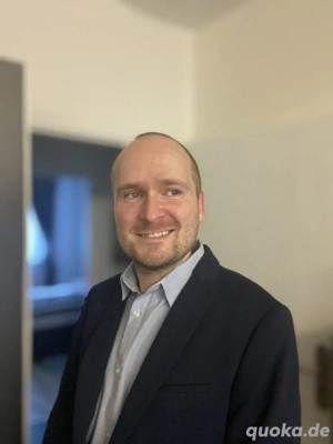 Er sucht Sie (mit Wanderschuhen)