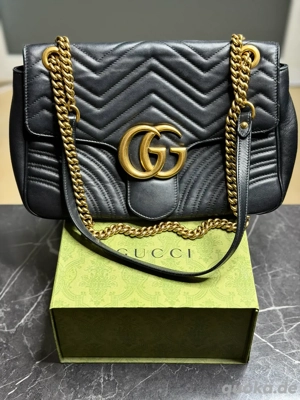 Gucci Mittelgroße GG Marmont Schultertasche aus Matelassé