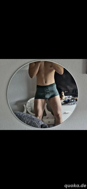 Ein gut gebauter brünett sucht eine Sie für ein Abenteuer 