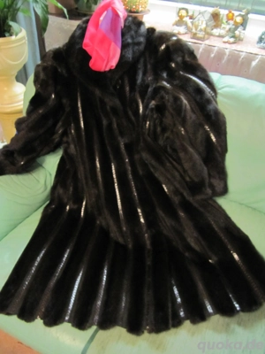 Damen Nerzmantel mit Schlangenapplikation Gr. 44 - 46 - VB 259 Eur.