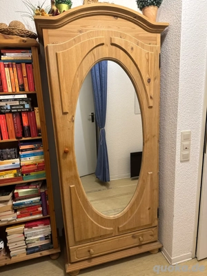makelloser Holzschrank 