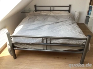 Bettgestell mit Lattenrost und Matratze 