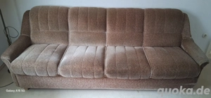 Wohnzimmercouch-Garnitur bestehend aus einer ausklappbaren Couch und zwei Sesseln 