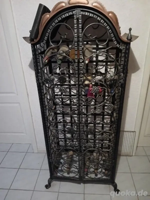 Dekorativer Weinschrank