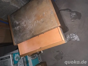 Nachttisch aus hellen  braunem Holz
