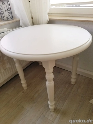 Massiver Holztisch im nordischen Landhausstil