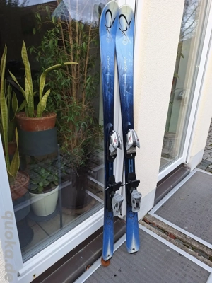 K2 Ski mit Skistöcken