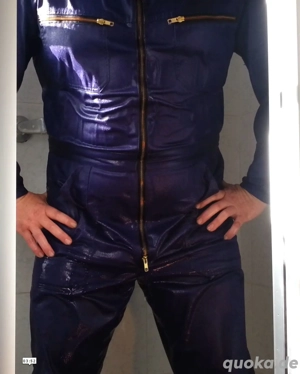 Duschen oder Baden komplett bekleidet .... welche nette Sie mag das?