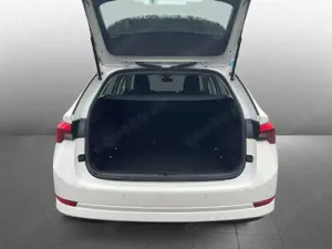 Skoda Octavia Combi 2.0TDI Ambition DSG LED GRA AHK Bild 4