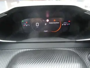 Peugeot 2008 Allure Puretech 130 EAT8 Bild 5