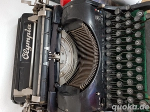 Antike Schreibmaschine Olympia in schwarz