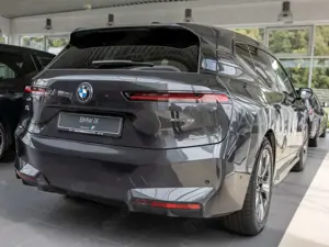 BMW iX xDrive 45 FACEL. LED ACC AHK NAVI H/K SHZ Bild 2