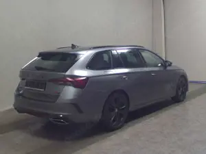 Skoda Octavia Kombi 2.0 TDI RS Navi LED+ DCC AHK PDC Bild 4