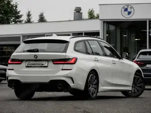 BMW 320 i M SPORT+SHZ+PDC+LC PROF Bild 2