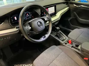 Skoda Octavia Combi 2.0 TDI Style NAVI AHK HUD ACC Bild 5