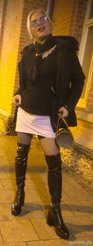 Transvestit bietet gegen Honorar Treffen an. 