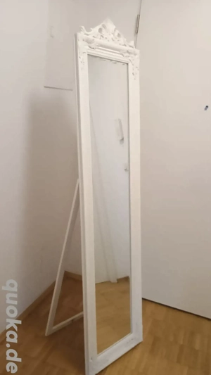 Freistehender Spiegel