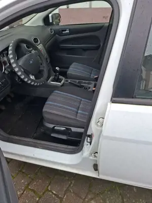 Ford Focus Turnier 1.6 Ti-VCT Titanium Bild 3