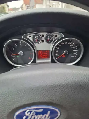 Ford Focus Turnier 1.6 Ti-VCT Titanium Bild 4