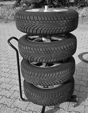 Winterreifen 175 65R15 komplett mit Alu-Felgen; 8mm Profil (neu: 9 mm) 