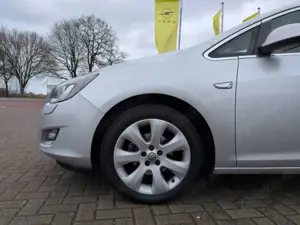 Opel Astra J SpTo Innovation 1.6 AHK-abnehmbar Bi-Xenon Kurve Bild 2