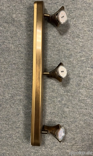 3-strahlige Decken- oder Wandleuchte aus massivem Messing