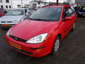 Ford Focus Turnier WENIG KM  TÜV ZR KUPPL NEU