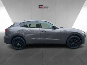 Maserati Levante Modena S AWD 430PS PANO-CARBON-360Grad Bild 5
