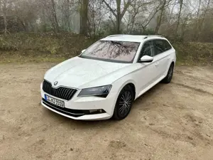 Skoda Superb Combi 2.0 TDI 2.Hand! Voll Memory AHK Navi Apple