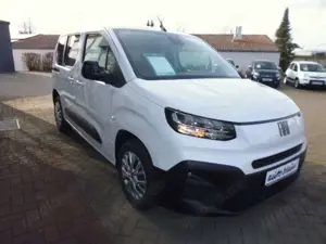Fiat Doblo 1.5 Kombi mit PKW Zulassung LED-Scheinwerfer Navi Bild 4