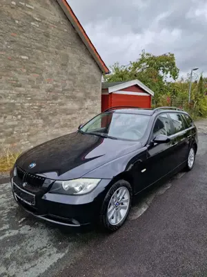 BMW 318 318i Touring AHK SHZ TÜV/AU NEU *8-fach bereift