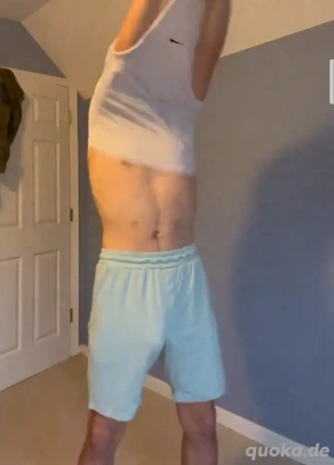 Ein eleganter, aktiver Mann, der für eine besondere Begegnung zur Verfügung steht.