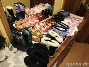 Neue Kinder Schuhe mit Preis Etiketten zu verkaufen 