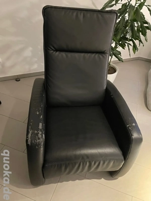 Elektrisch verstellbarer Kunstledersessel in schwarz zu verschenken