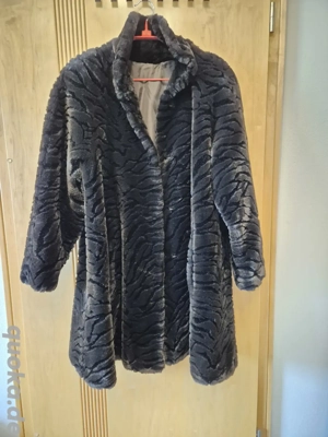 Kurzmantel aus flauschigem Kunstpelz