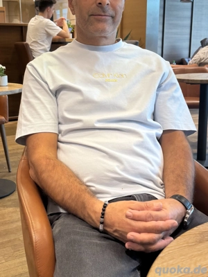 Attraktiver Mann offen für vieles 