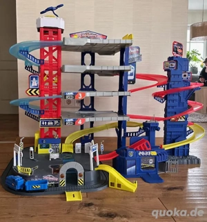 Majorette Super Chase Center XXL Parkhaus mit Licht & Bahn & Autos