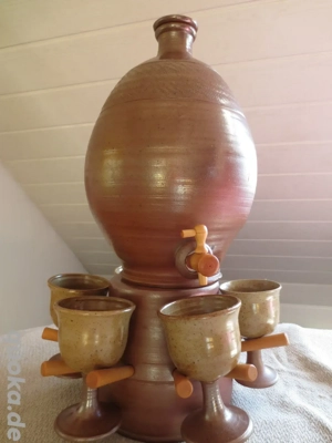 hangetöpfertes Weinfass mit 5 Weinkelchen auf Ständer