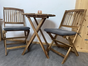 Runder Bistrotisch mit 2 Stühlen aus Holz